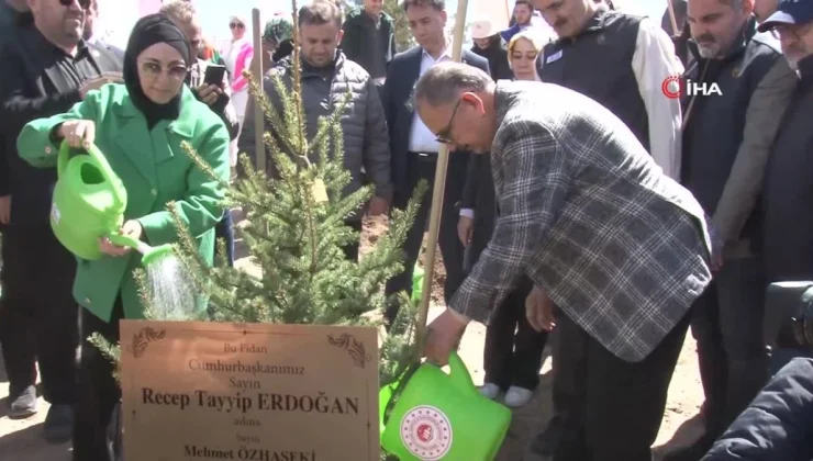 Bakan Özhaseki’den depremzedelere: ‘Ev çıkmadığı için hüzünlenenler oluyor. Merak etmeyin, evlerinizi teslim edeceğiz’