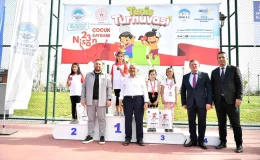 Kayseri Büyükşehir Belediye Başkanı, 23 Nisan Tenis Turnuvası’nda dereceye giren çocuklara madalyalarını verdi