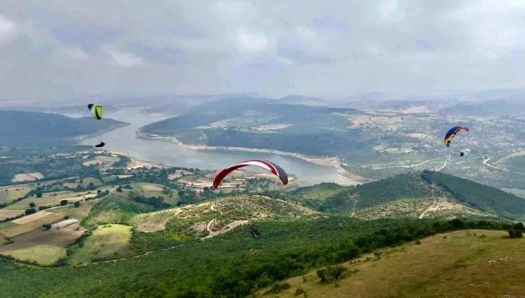 Altıeylül Belediyesi’nin Türkmentepe’de düzenlediği 1. Üniversiteler Arası Yamaç Paraşütü etkinliğine 65 paraşüt tutkunu katıldı