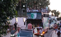 Süper Lig’e yükselen Bodrum FK, şampiyonluğu taraftarlarıyla kutladı