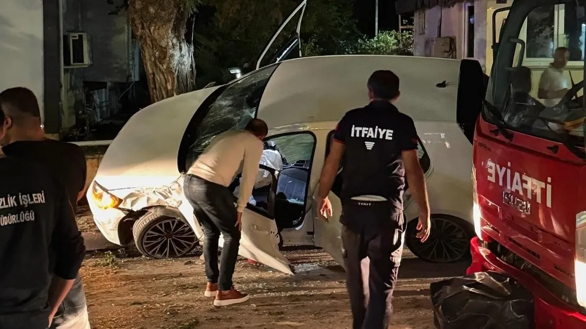 Ters şeride giren otomobil kaldırıma çıktı: 15 yaşındaki çocuğa çarptı!