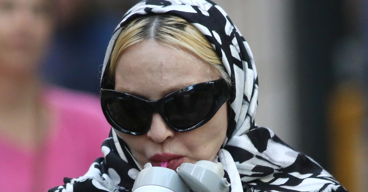 Madonna’nın yeni eşarplı stili: İki farklı şehirde aynı eşarbı taktı