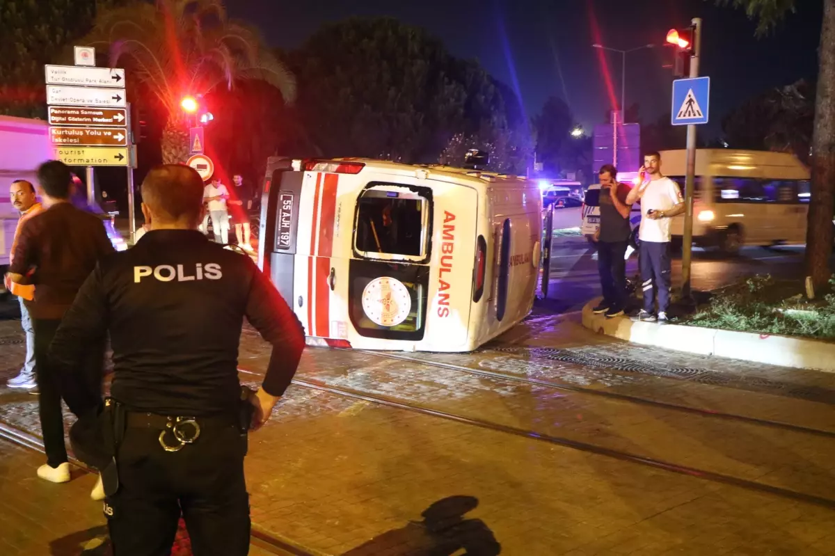 Tramvay Ambulansa Çarptı: 4 Yaralı