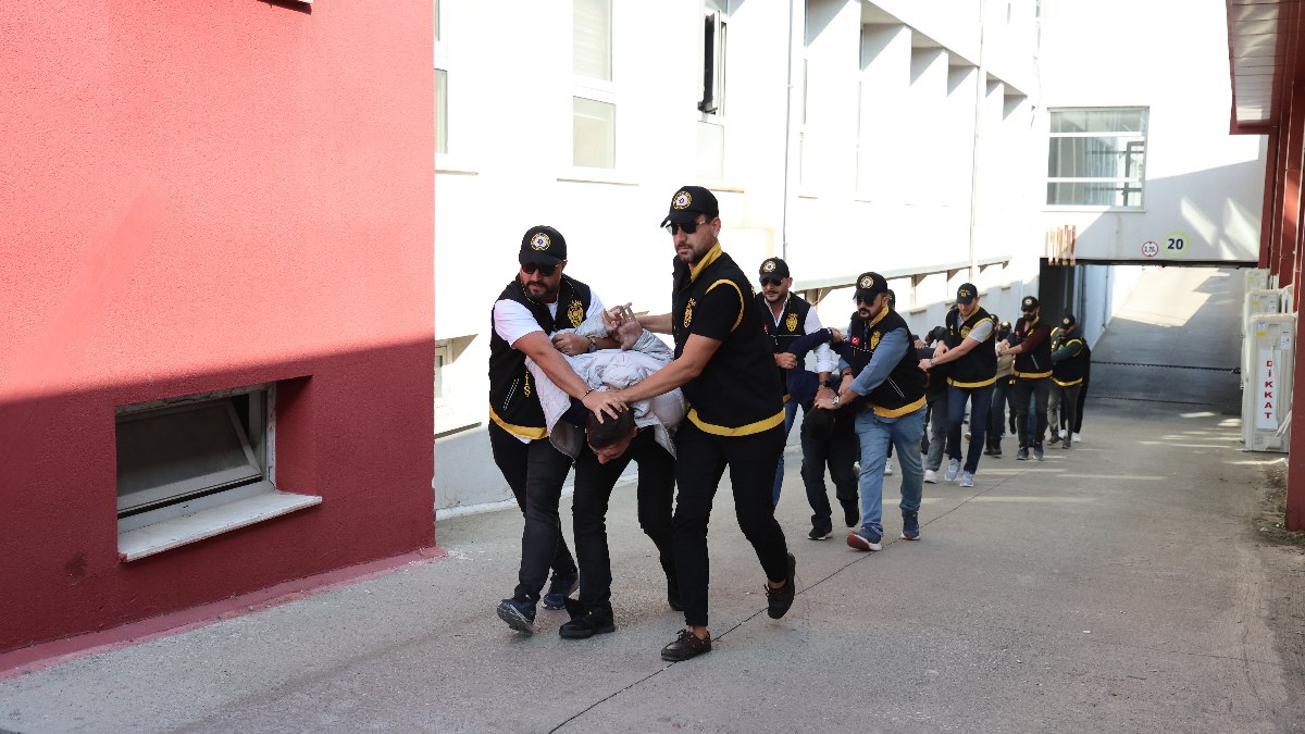 Adana’da haraç almak için girdiği iş yerini kurşunladı