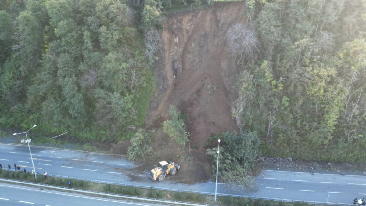 Artvin’de heyelan yolu kapattı