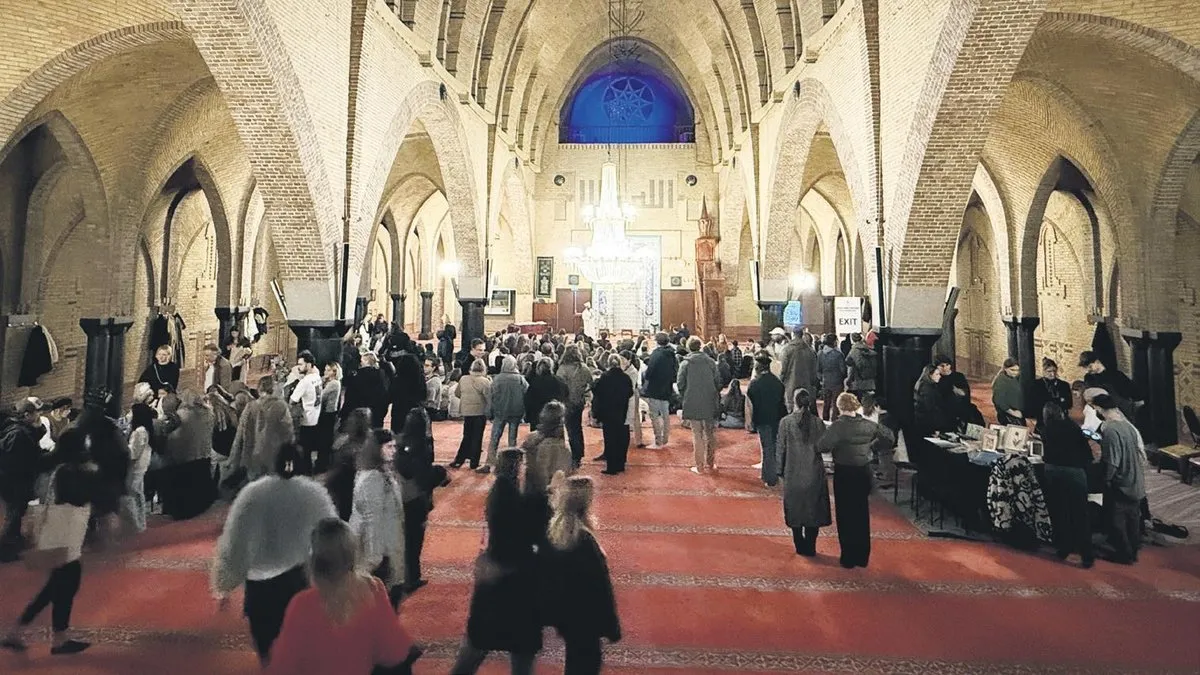 Hollanda’daki Fatih Camisi’ne yoğun ilgi