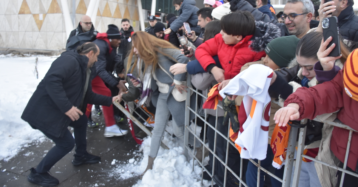 Galatasaray Sivas’ta; taraftar az kalsın Osimhen’i sakatlıyordu!