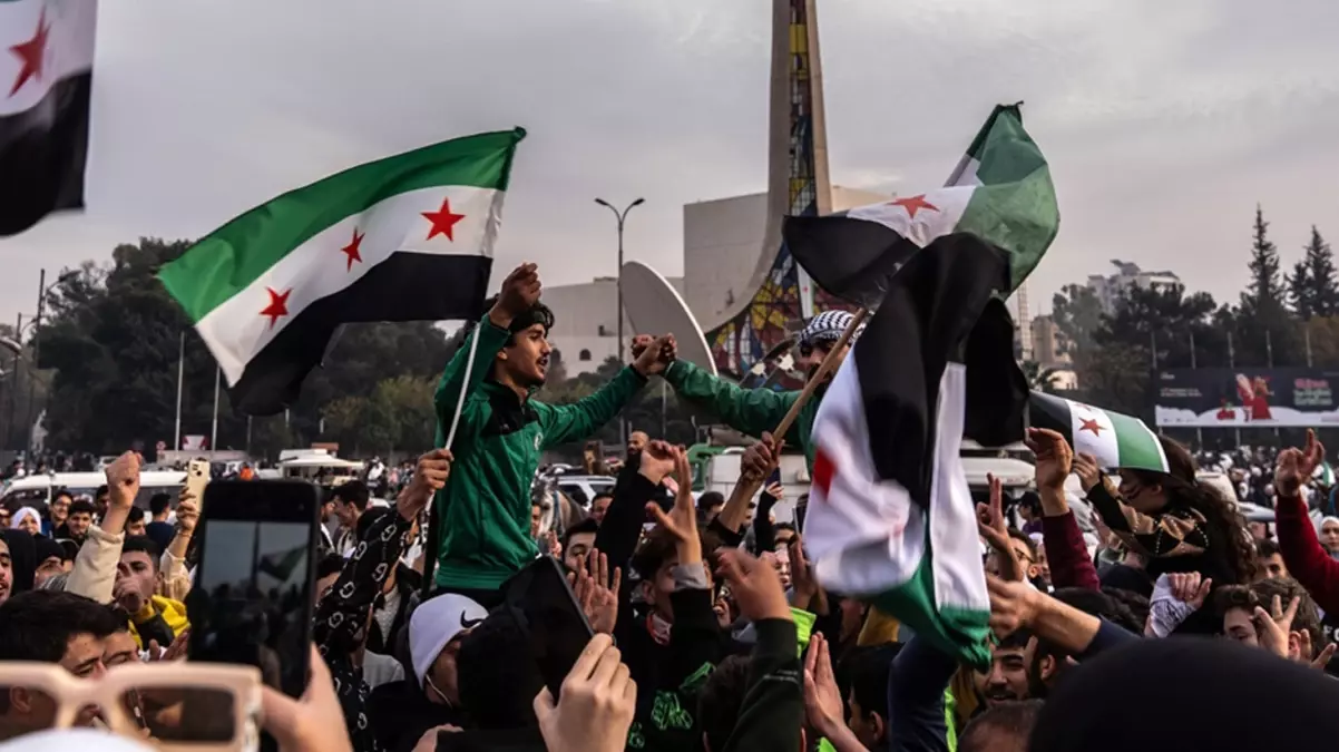 Suriye’de yeni hükümet, anayasayı ve parlamentoyu 3 ay boyunca askıya aldı